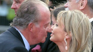 Juan Carlos y Corinna se besan durante un acto protocolar.&nbsp;