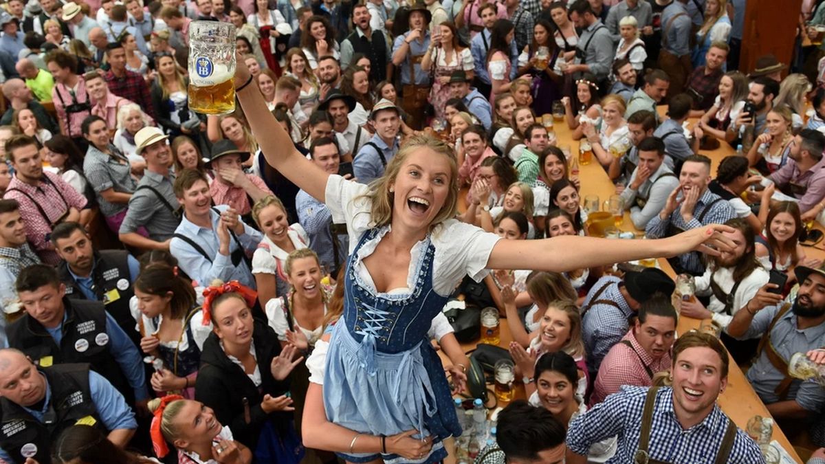 Fluye la cerveza en Alemania con el inicio de la Oktoberfest