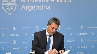 Sergio Massa suspendió el impuesto que impacta en el precio del combustible