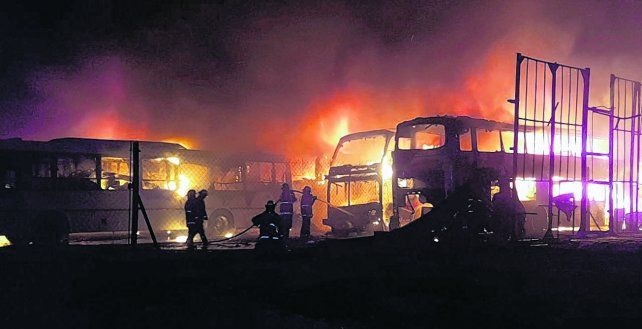 Más de 40 micros de la empresa Montica, destruidos tras un voraz incendio en la zona norte