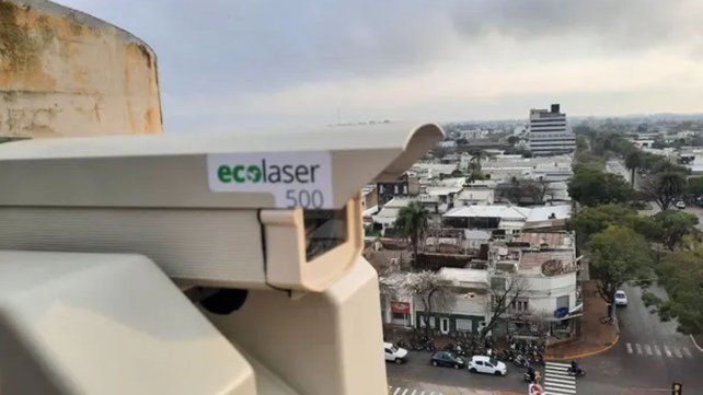 El dispositivo láser fue instalado en los edificios más altos de Rafaela para ahuyentar a las aves.&nbsp;