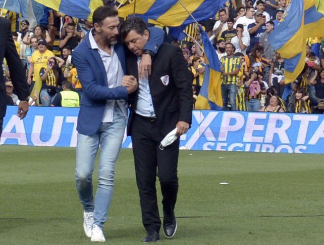 El Kily González y Gallardo se saludan en la previa. Fue la última vez que el Muñeco visitó a Central en el Gigante