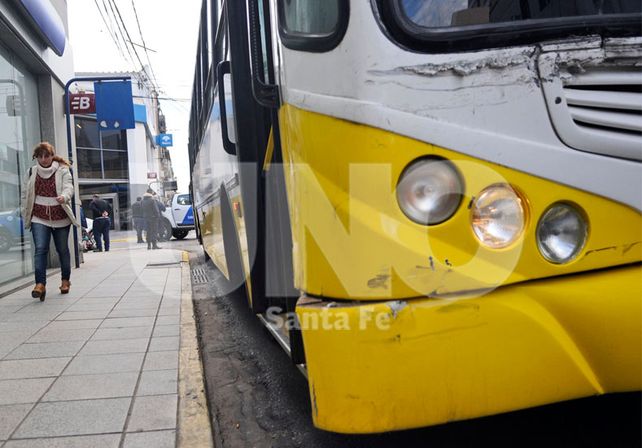 Un colectivo embistió a una camioneta que terminó en la vereda de un banco en pleno centro