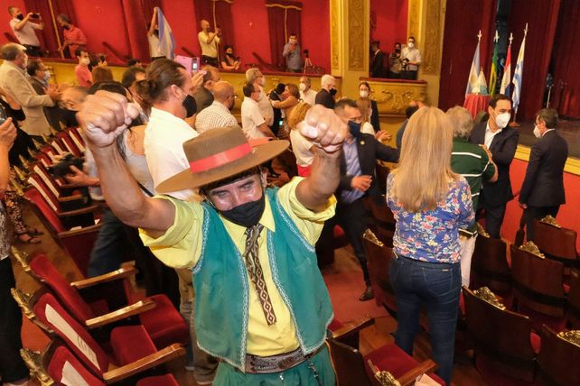La vigilia desarrollada en un teatro correntino explota de alegría al saber la noticia.