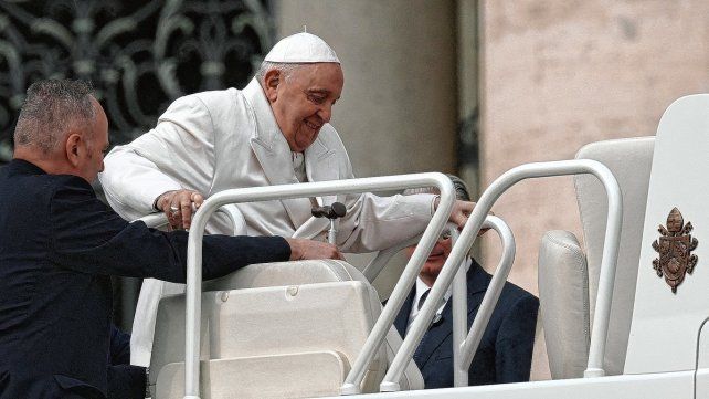 El papa Francisco debió ser internado en Roma por una afección respiratoria