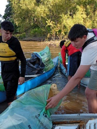 Alumnos de la Ecenaa realizaron otra jornada de limpieza en el río Paraná