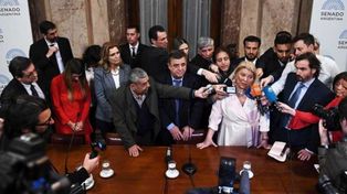 Carrió denuncia proscripción y apunta a la oposición