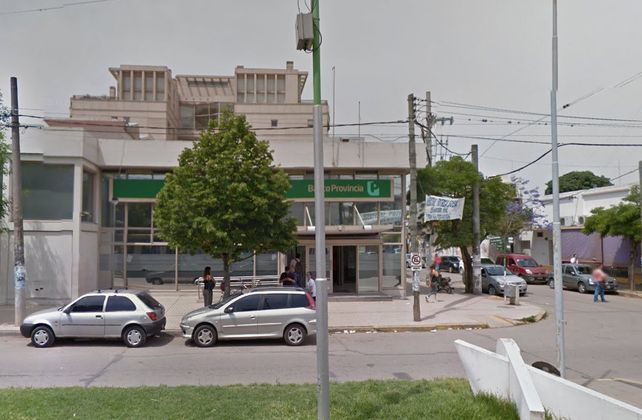 Disfrazados de payasos robaron un millón de pesos en una violenta salidera bancaria