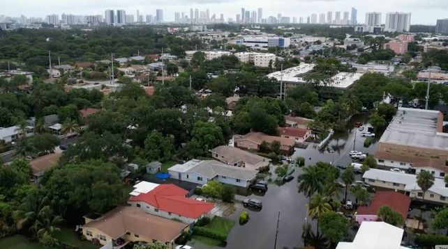 Los aguaceros y las inundaciones posteriores bloquearon calles y autopistas e hicieron flotar vehículos.