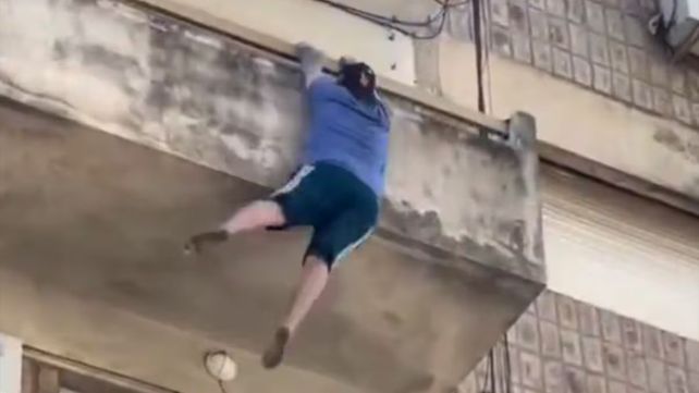 Un hombre cayó desde un balcón de un cuarto piso en un edificio céntrico.