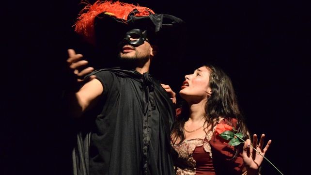 La puesta en escena evoca siete montajes de la vasta historia de Arteón.