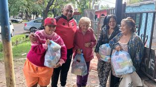 Julio Zamora junto a algunos vecinos de un barrio donde el fin de semana estuvo repartiendo bolsones de comida en el barrio El Churrasco.&nbsp;