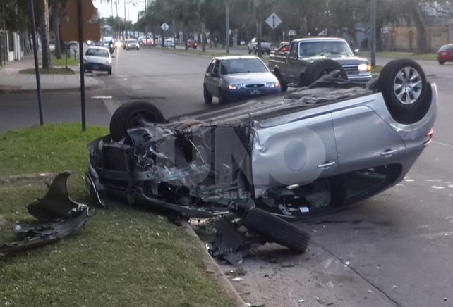 Espectacular vuelco de un auto en la Costanera Oeste santafesina