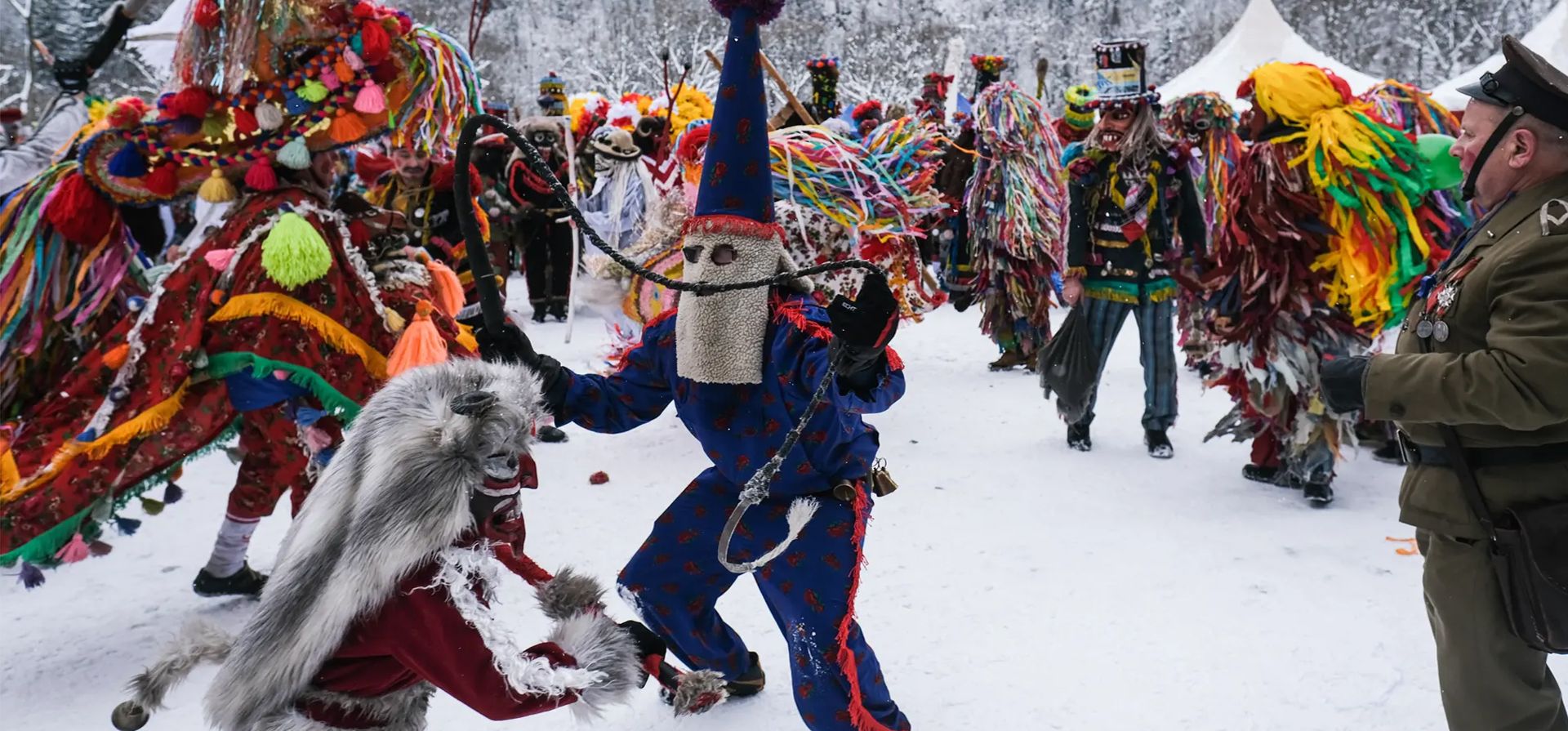 Highlanders de la región de Sywiec participan en un concurso de villancicos durante las celebraciones del día de apareamiento de Zywieckie, Milowka, Polonia.