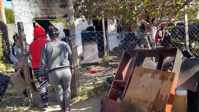Vecinos ayudan a la familia que perdió todo en un incendio