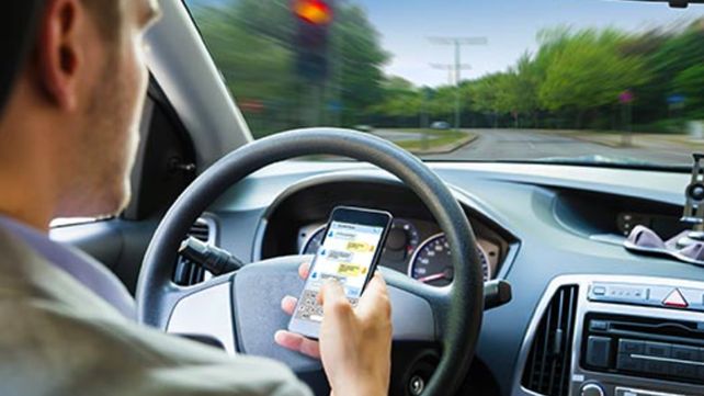 Usar un celular al conducir cuadruplica el riesgo de tener un accidente