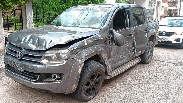La otra camioneta también sufrió daños importantes.