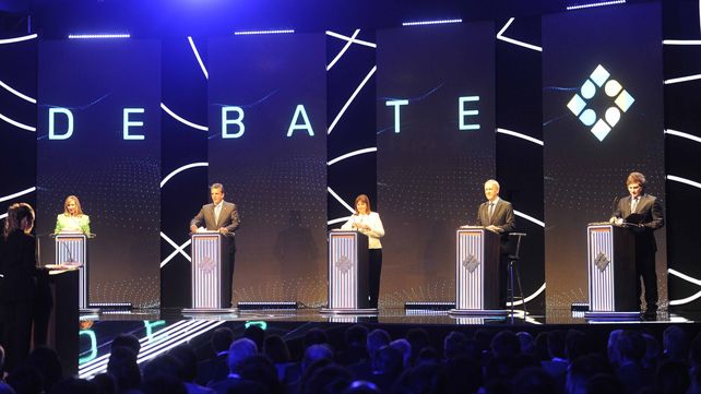 Los cinco candidatos que aspiran a la Presidencia protagonizaron este domingo un debate tenso
