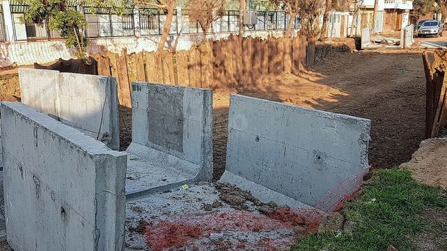 Así quedo el lugar tras una nueva paralización de la obra del desagüe Espora.&nbsp;