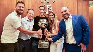 Broun, Hola, Di María, Cristinziano y Belloso posan con el nuevo trofeo que lucirá en las vitrinas de Centra.