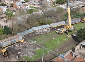 Descarrilamiento en Santa Rosa de Lima: tras más de 12 horas, continúan los trabajos para retirar los vagones volcados y normalizar la zona