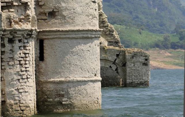 Un templo católico de 400 años afloró bajo el agua en México por la ausencia de lluvias