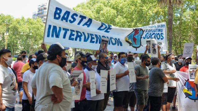 Integrantes de la cooperativa de trabajadores portuarios en uno de los reclamos al llamado a elecciones.