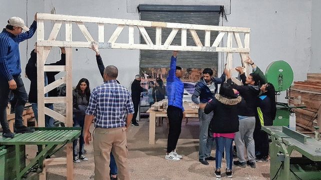 Práctica. Chicos y chicas pudieron componer algunas partes prebraficadas en matrices. &nbsp;