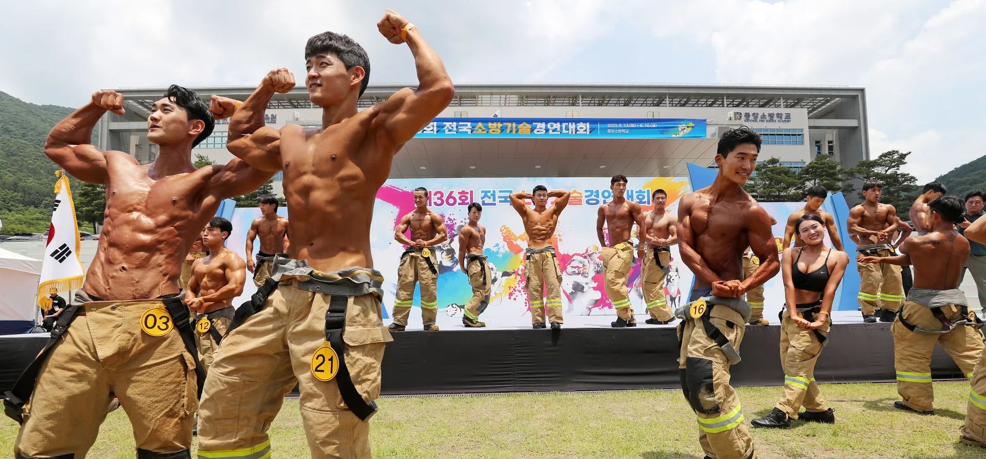 Gongju, Corea del Sur. Bomberos participan en el evento de culturismo durante un concurso de habilidades en la Academia Nacional del Servicio de Bomberos. Fotografía: Yonhap/EPA Gongju, Corea del Sur. Bomberos participan en el evento de culturismo durante un concurso de habilidades en la Academia Nacional del Servicio de Bomberos. Fotografía: Yonhap/EPA