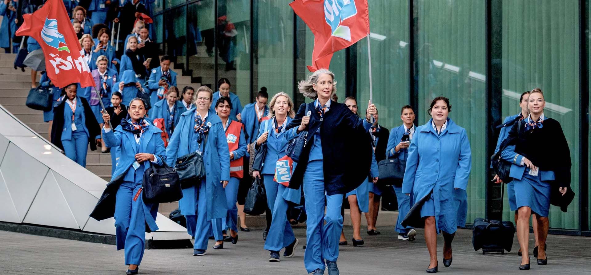 Miembros del personal de tierra en el aeropuerto de Schiphol hacen huelga durante una disputa en curso con KLM por condiciones de trabajo injustas, Ámsterdam, Países Bajos. Fotografía: Ramon van Flymen/ANP/AFP/Getty Miembros del personal de tierra en el aeropuerto de Schiphol hacen huelga durante una disputa en curso con KLM por condiciones de trabajo injustas, Ámsterdam, Países Bajos. Fotografía: Ramon van Flymen/ANP/AFP/Getty