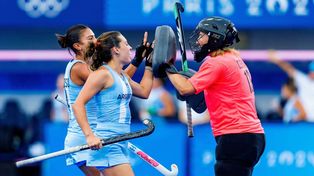 La arquera Cristina Cosentino va al encuentro de sus compañeras tras el pase a las semifinales.