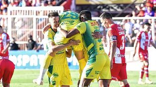 Walter Bou fue la gran figura en el 3-2 de Defensa y Justicia sobre Unión, al anotar dos goles.