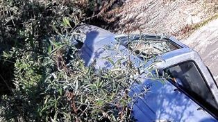 Vuelco: quiso esquivar un auto y terminó en el desagüe