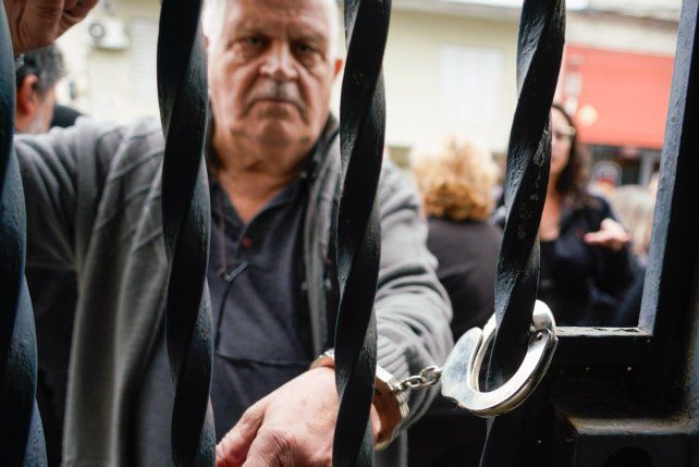 El suboficial retirado de las Fuerzas Armadas, Carlos Martínez, se esposó a la puerta del Iosfa el miércoles 29 de julio de 2026 por el corte de prestaciones de la obra social en Rosario.
