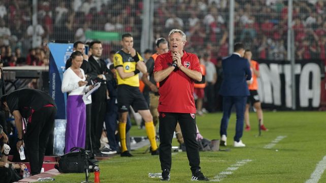 Ricardo Lunari vivió el partido a full. Gran debut del DT de Newells ante Tigre.