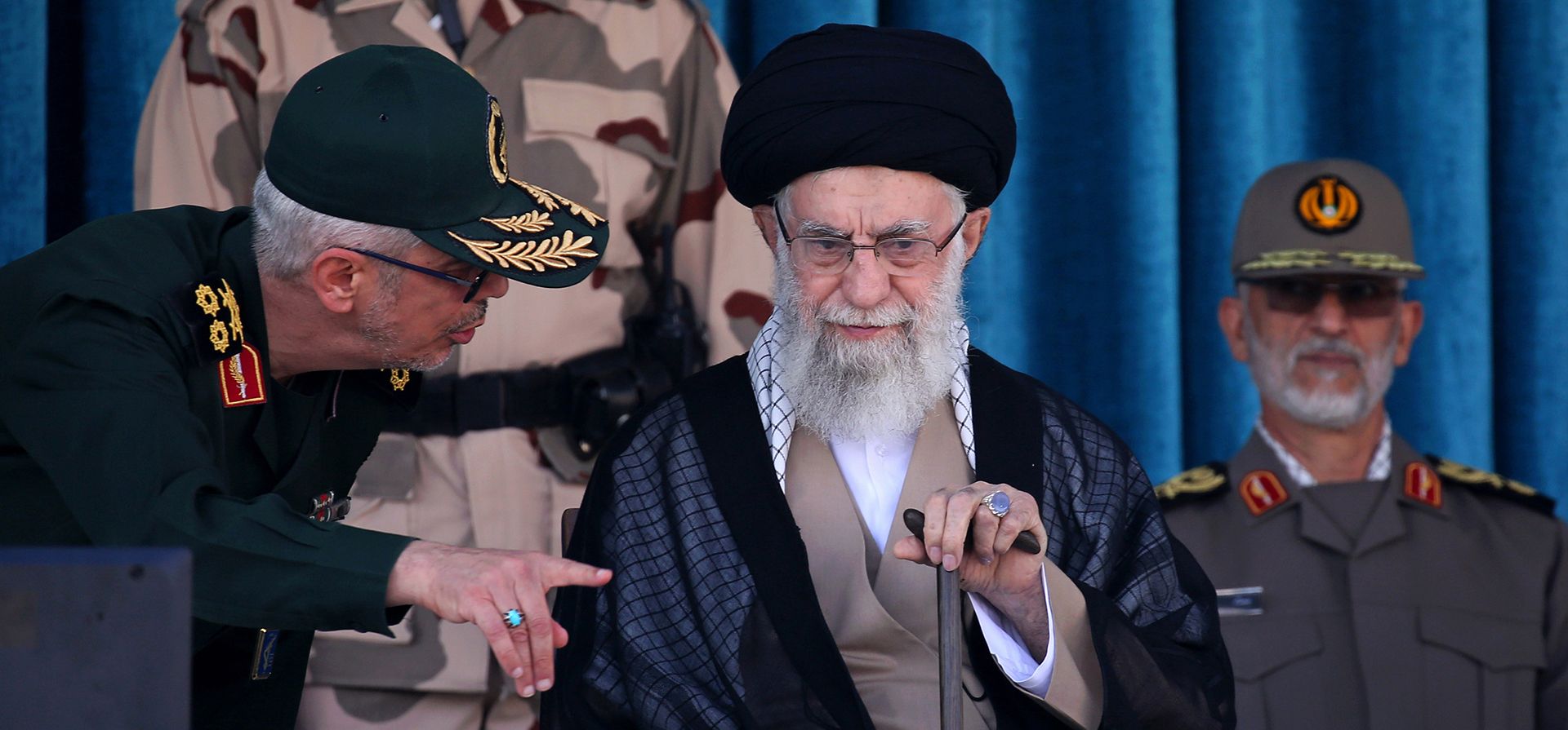 El líder supremo, el ayatolá Ali Khamenei, escucha al jefe del Estado Mayor General de las Fuerzas Armadas, el general Mohammad Hossein Bagheri, en una ceremonia de graduación de un grupo de soldados armados, cadetes de las fuerzas armadas en la academia de policía en Teherán, Irán, el lunes 3 de octubre de 2022.