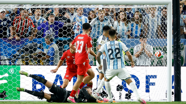 Lautaro Martínez ya impulsó la pelota adentro del arco suizo. Fue el 3 a 1 de la selección argentina.