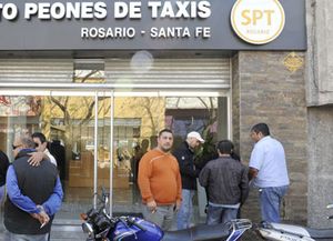 Taxistas rosarinos correrán desnudos una maratón por más seguridad