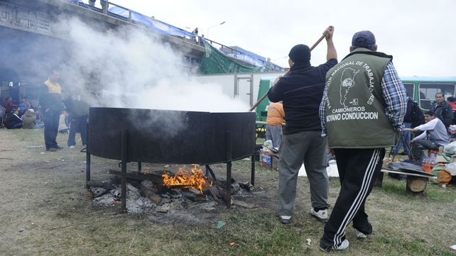 Organizaciones sociales llevan adelante una manifestación para pedir por una Navidad sin hambre.&nbsp;