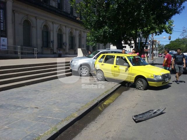 Impresionante choque en la puerta del rectorado de la UNL
