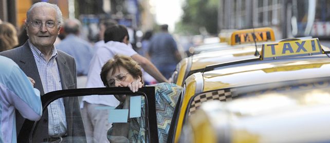 Falta de cortesía. “A pocos se les ocurre bajarse del auto para ayudar a las personas mayores con dificultades”