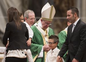 El Papa inaugura sínodo con férrea defensa del matrimonio tradicional