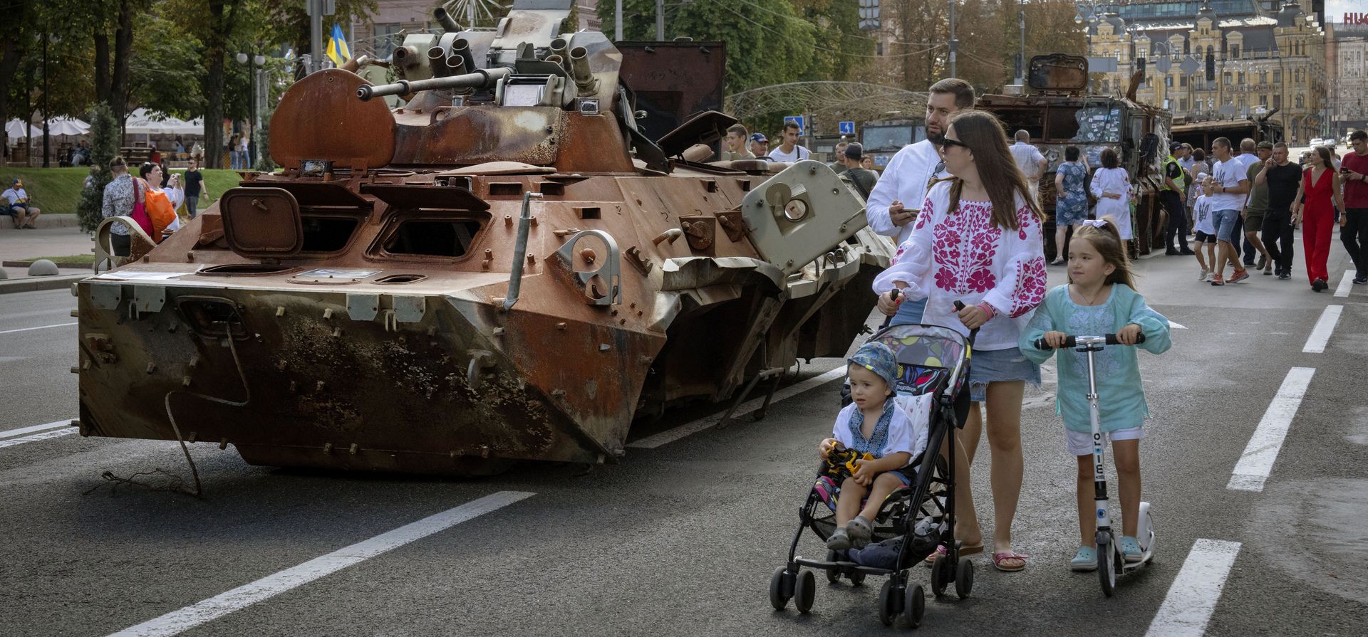 La gente observa una gran columna de tanques y vehículos de transporte de infantería rusos quemados y capturados que han estado en exhibición en el bulevar central Khreshchatyk mientras los ucranianos celebran el Día de la Independencia en Kiev, Ucrania, el jueves 24 de agosto de 2023. (Foto AP/Efrem Lukatsky ) La gente observa una gran columna de tanques y vehículos de transporte de infantería rusos quemados y capturados que han estado en exhibición en el bulevar central Khreshchatyk mientras los ucranianos celebran el Día de la Independencia en Kiev, Ucrania, el jueves 24 de agosto de 2023. (Foto AP/Efrem Lukatsky )