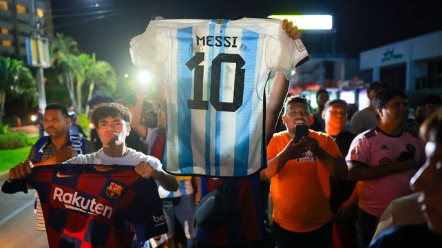 Los hinchas de El Salvador esperaron durante varias horas la llegada de Lionel Messi.