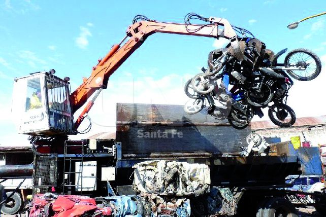 El municipio compactará 14 autos y 210 motos abandonados