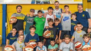 Chapu Nocioni, los nenes y las pelotas donadas. Felicidad plena en Ceci de Gálvez.