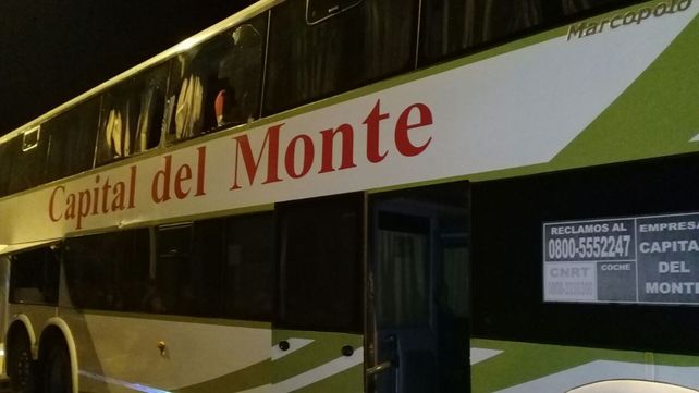 Un colectivo chocó contra un guardrail y un poste de iluminación en la ruta nacional 14