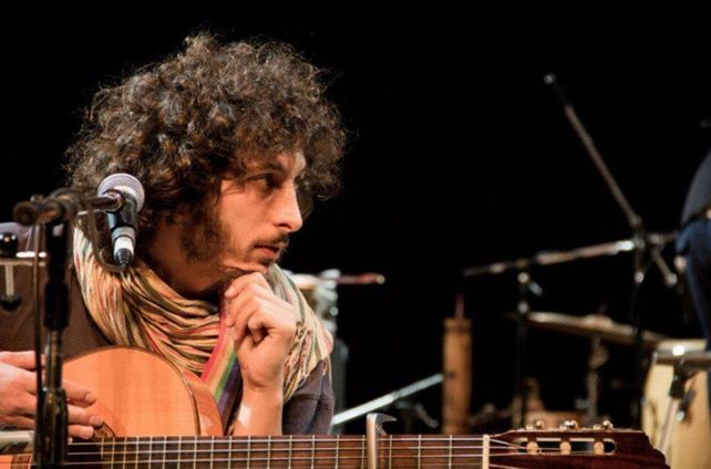 Un show interactivo que invita al público a tocar y cantar junto al artista
