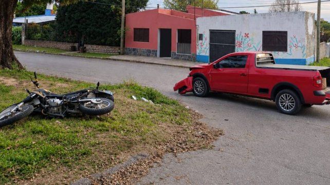 Victoria: un joven motociclista sufrió una grave fractura en un choque