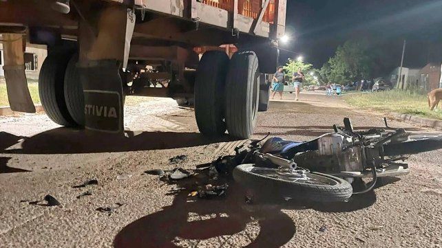 Motociclista murió tras ser aplastado por las ruedas del acoplado